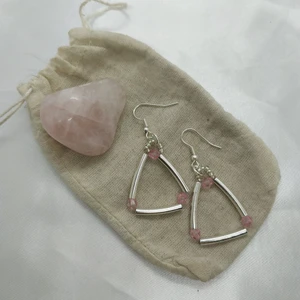 💘Handgjorda örhängen 💘 - Handgjorda örhängen med metall- och plastpärlor 💘✨