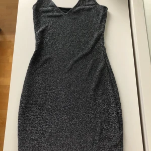 Glittrig klänning - Säljer min glittriga klänning från Gina, perfekt till nyår eller liknande. Stl xs i nyskick.