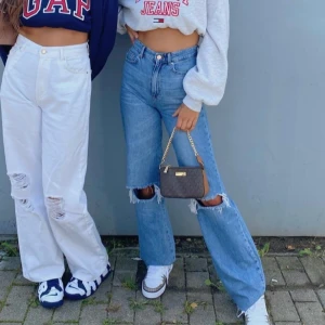 Straight Leg Jeans - Raka jeans från Stradivarius i storlek 34 men passar även 36 då dem är stora i storleken.Är klippta så de går precis vid fötterna på mig som är 165cm(kan även klippas mer)endast användt fåtal gånger så väldigt bra skick.(1a bilden är lånad)pris kan diskut