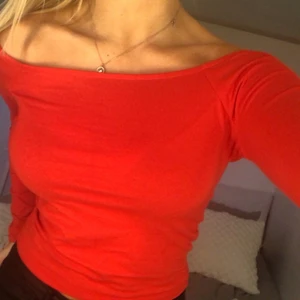 Off shoulder tröja! - Fin tröja från Gina som är lite off shoulder och croppad. Strl M men passar även en S :)