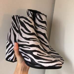 Jätte coola zebra mönstrade skor, zebra boots, zebra klackar. Jätte bekväma och lätta att gå i! Aldrig använda. Djurmönstade skor. Hör av er vid frågor!