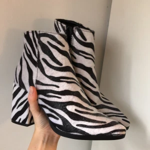 Zebra skor  - Jätte coola zebra mönstrade skor, zebra boots, zebra klackar. Jätte bekväma och lätta att gå i! Aldrig använda. Djurmönstade skor. Hör av er vid frågor!