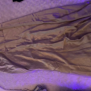 Kjol - Säljer denna super fina kjol från zara, den är super härligt matrika och sitter super fint på. Bilden blev väldigt dålig så skriv privat för bättre bilder. Storlek S men väldigt stretchig så den passar även för större storlekar. Den är super fin i färgen. 