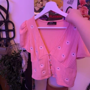 Blommig bershka topp strl M - Jättegullig topp från bershka i storlek M, lite liten i storleken så skulle nog säga att den är mer S men passar ändå en M beroende på hur du vill att den ska sitta. Köparen står för frakt!