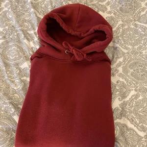 Vinröd bikbok hoodie!  - Superfint skick förutom att den är lite nopprig 😇