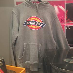 Superfin grå Dickie’s hoodie i storlek S! Jättefint skick då den knappt är använd ✨ frakt tillkommer