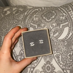 Örhängen - Fake, köpta utomlands. Buda om flera är intresserade. Har fått bud på 95+frakt