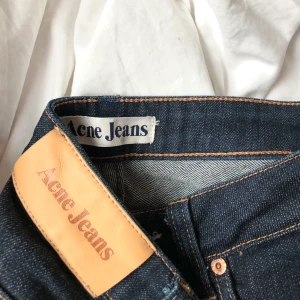 ACNEJEANS - Snygga acnejeans med kontrastsöm som säljs då de tyvärr är för små. Färgen gör sig mest rättvis på första bilden! 💕😇 TILLÄGG: Är du intresserad av de andra acne-byxorna med så kan vi givetvis lösa paketpriser 🥰💕