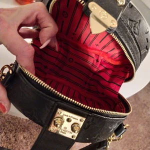 Louis Vuitton monogram äkta skinn - Rund väska med axelrem och handtag. Innerfack. Nyskick!