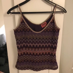 Linne - Väldigt fin Linne köpt här på plick men var tyvärr fel storlek för mig. Står att den är storlek S men jag skulle nog säga att den passar bättre M. Den är aldrig använd av mig och i gott skick. Kan mötas upp i Stockholm eller frakta, isåfall står köpare för frakt 💕