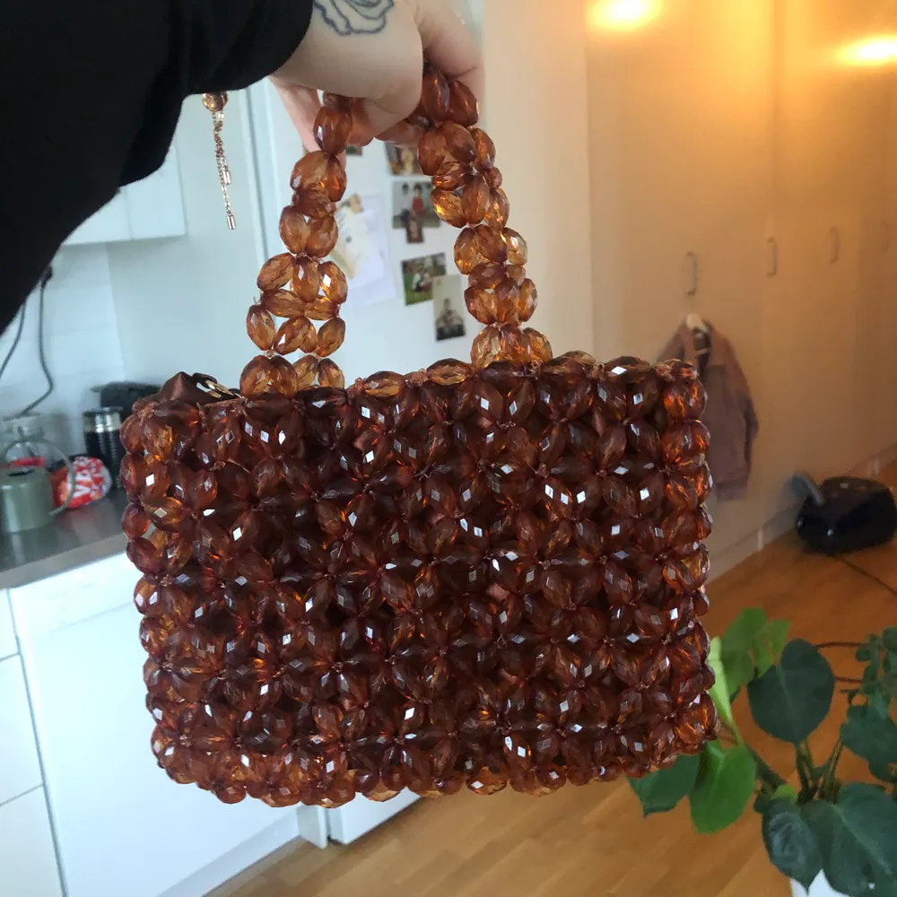 Liten väska gjord av pärlor från H&M med guldig kedja, går att bära på olika sätt! Mått ca 25cm x 20 cm. Frakt tillkommer!. Väskor.