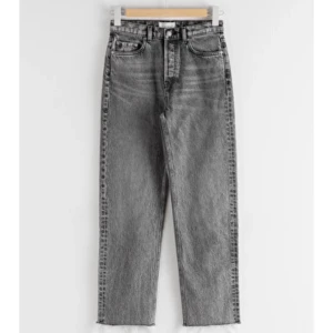 Straight mom jeans - Gråa stentvättade raka jeans. Endast använda ett fåtal gånger