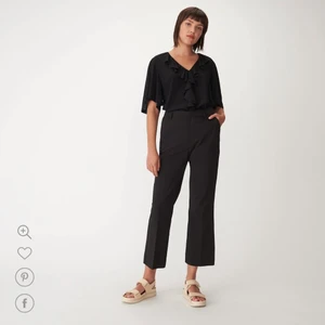 Carin Wester Kostymbyxor  - Kostymbyxor med svagt utsvängda ben. Säljer då de är för stora. 