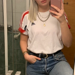 T-shirt, adidas, S/M  - Oversized t-shirt från adidas köpt second hand, sitter så bra på! (Jag har storlek S i vanliga fall och denna är lite oversized). Säljer pga vill uppdatera garderoben. Swipe för mer info 🌟 