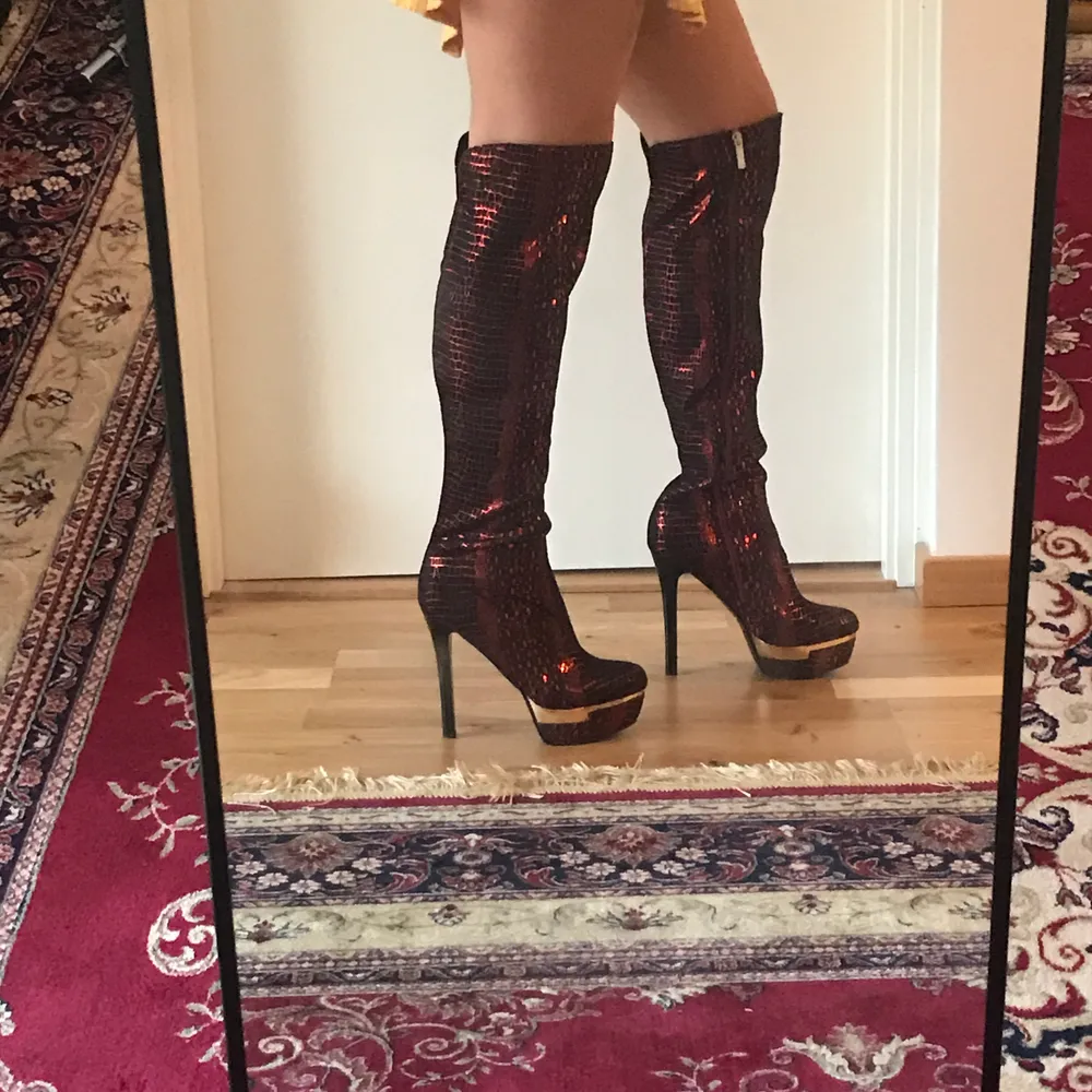 Bought them in a boutique in London, super high heel but stable and comfortable. Look nice in  club lights, have a more intense colour in real :) . Skor.