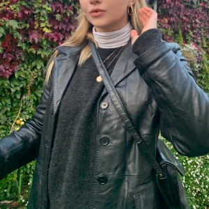 Läderjacka, S/M  - Asball läderjacka köpt på Humana, säljer pga har en nästan likadana. Sitter sjukt bra och passar mig som har S men passar alla beroende på hur man vill att den ska sitta!! Köptes för 400kr, använd max 4/5 gånger. Swipe för mer info 🌟