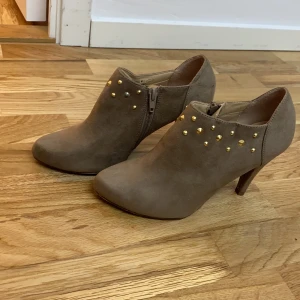 Klackar Graceland  - Beige klackar. Har storlek 37. Inte används så mycke. 