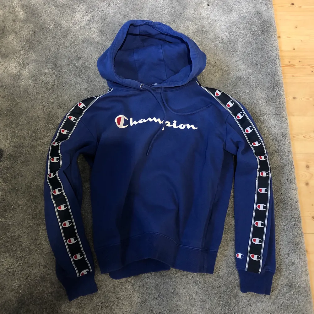 Blå Champion hoodie, storlek xs! Helt okej använt skick👍🏻. Hoodies.