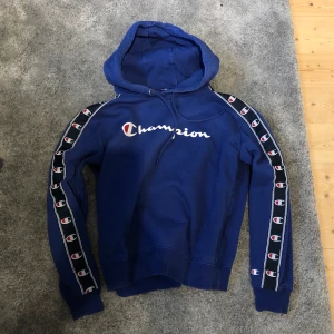 Champion hoodie! - Blå Champion hoodie, storlek xs! Helt okej använt skick👍🏻