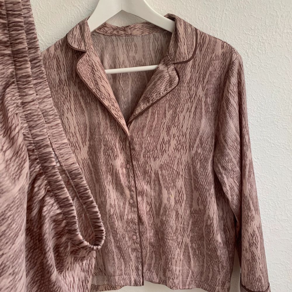 En finare pyjamas ifrån hm, storlek XS. Köpt hösten 2019, använd fåtal gånger. Bra skick! . Övrigt.