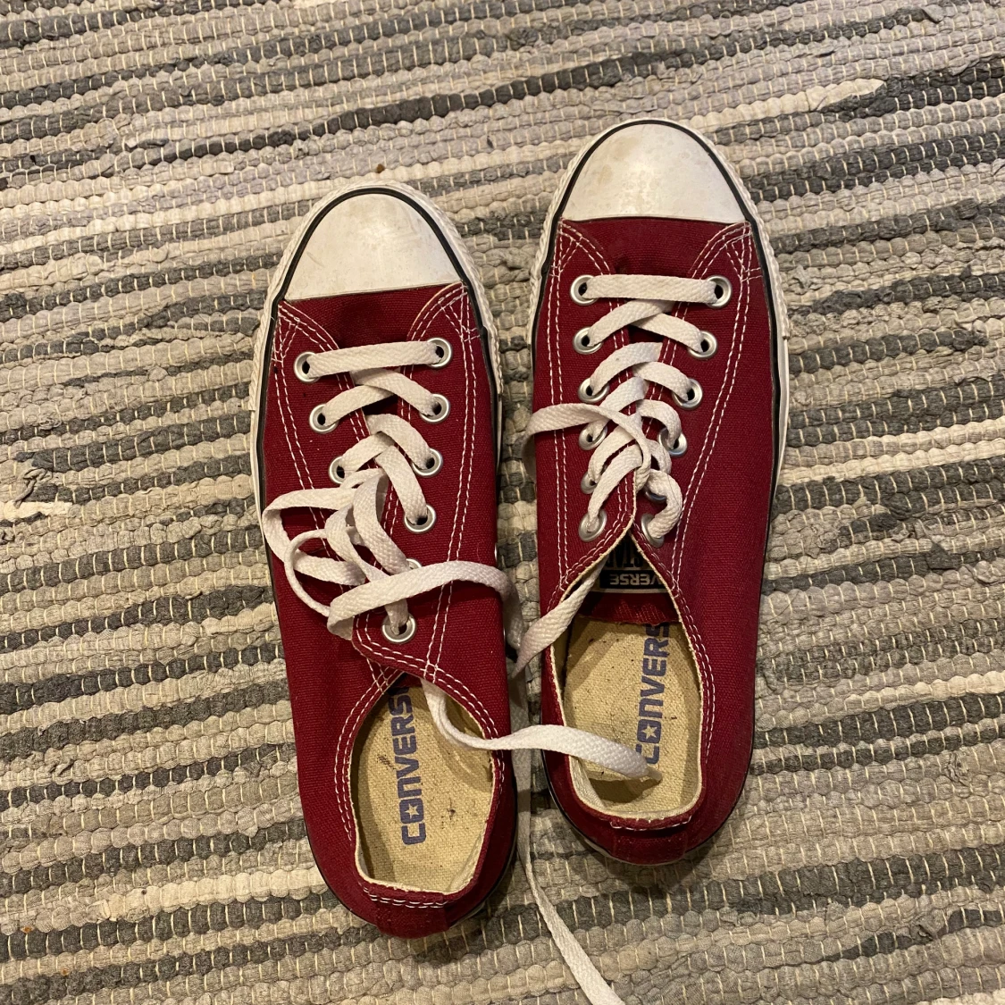 Vinröda converse storlek 38 