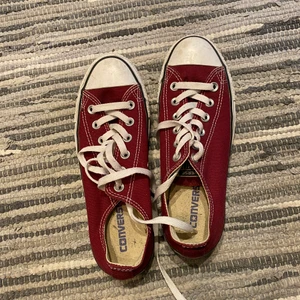 Vinröda converse storlek 38  - Vinröda låga converse i storlek 38! 