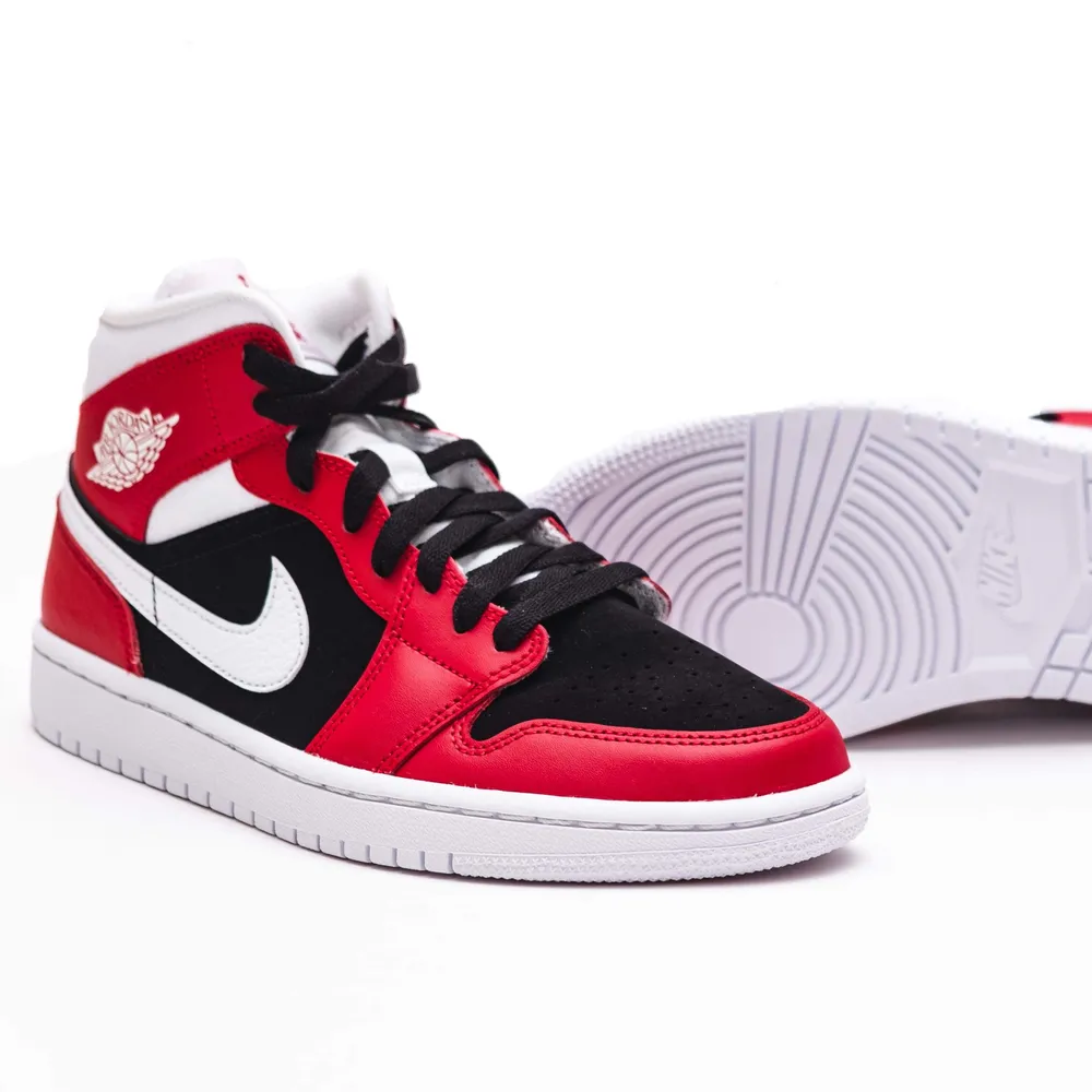 Säljer ett par Air Jordan 1 mid gym red i storlek 37,5! Skorna är nya och självklart finns kvitto😊. Skor.