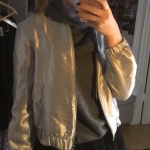 Silver jacka! - Super cool silver jacka i mycket bra skick! 