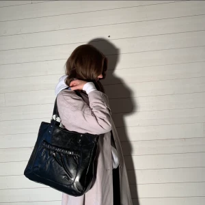 Väska - Bredd: 37 cm Längd: 32 cm  Färg: Svart  Fler bilder? Kontakta oss!  