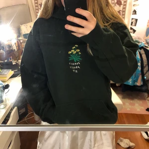 Hoodie  - Skit snygg och skön grön hoodie. Fins ett snöre till huvan som jag hittat nu och kan sätta in. För mer bilder skriv!