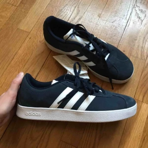  - Helt nya och oanvända Adidas wmns vl court i strl 37 säljes pga används ej 😭 bor i sthlm men skickar helst! 🥰