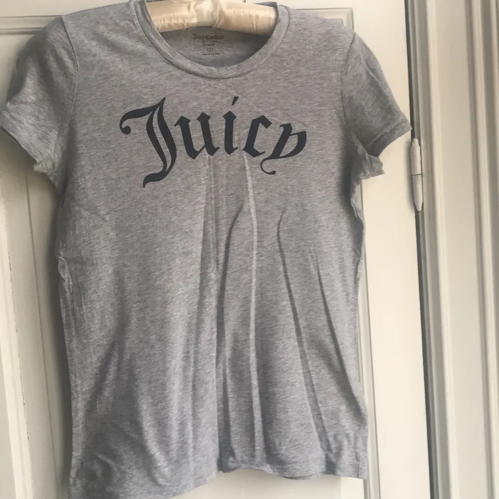 Grå t-shirt från Juicy Couture, använd ca 2 ggr så jättefint skick. T-shirts.