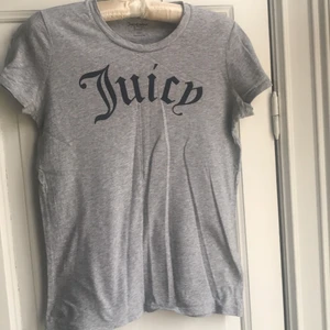 Juicy Couture t-shirt - Grå t-shirt från Juicy Couture, använd ca 2 ggr så jättefint skick