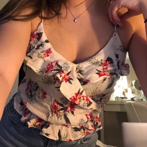 Blommigt linne - Blommigt linne med volanger från hollister, passar perfekt till sommaren! Säljer för 70kr+frakt💓