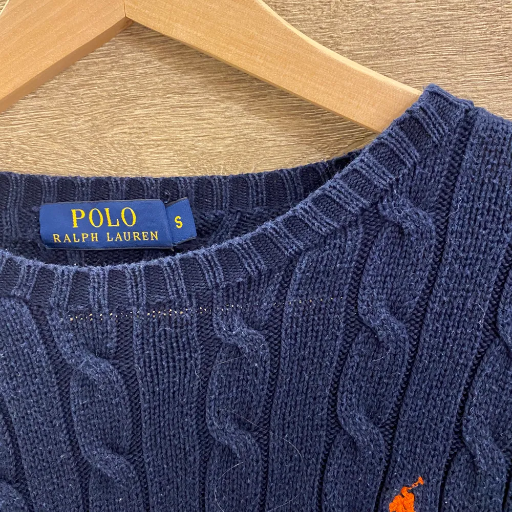 En stickad tröja från Ralph Lauren i strl S. Oanvänt skick. 200 kr inkl frakt🌸. Tröjor & Koftor.