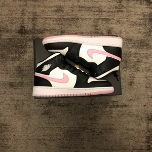 Air Jordan 1 Mid GS Arctic Pink - Hej. Jag säljer Helt nya Air Jordan 1 Mid GS Arctic Pink i storlekarna 35,5, 36,5, 37,5, 38, 38,5, 39 och 40 för 1695kr st.                                                Fraktar samma eller nästa dag efter betalning.  (Storlek 36,5, 37,5, 38, 39 och 40 är sålda)