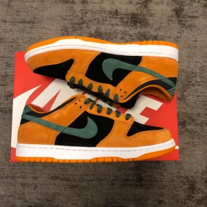 Nike Dunk Low Ceramic - Hej. Jag säljer ett helt nytt par Nike Dunk Low Ceramic i storlek 42,5 för 2000kr.                                  Fraktar samma eller nästa dag efter betalning