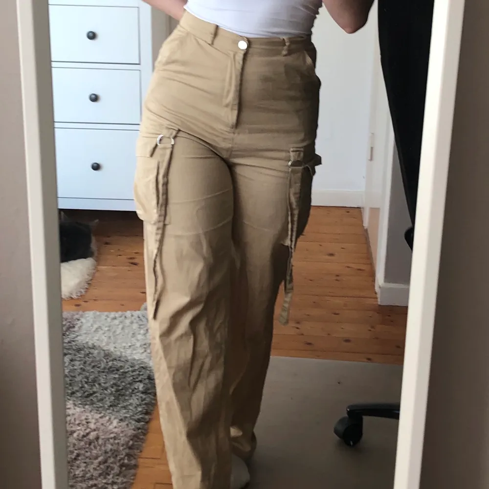 beiga cargo pants från missguided i bra skick. jag är 162 cm. köparen står för frakt✨. Jeans & Byxor.