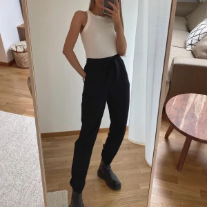 Byxor Bubbleroom - Svart byxor från Bubbleroom i Storlek 36/38. Säljer även linnet som är i storlek 36/38. 🖤🤍