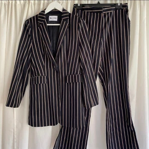 Kostymset - Säljer nu detta fina set med helt oanvända kostymbyxor och blazern som endast är använd ett fåtal gånger. Blazern är i storlek 36 och byxorna storlek 38. Byxorna har en slit på benen som man kan se på tredje bilden. Nypris 800kr.