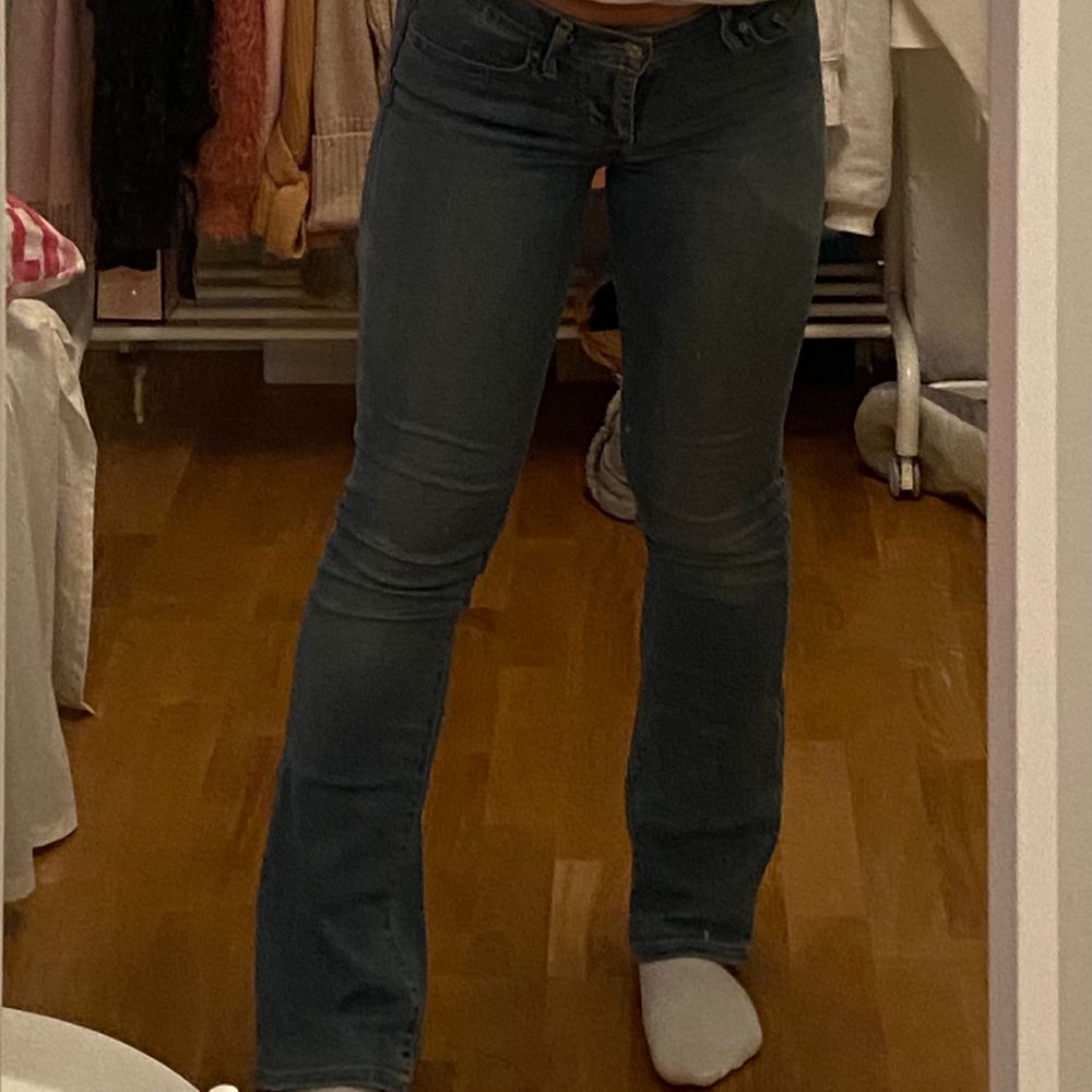 Supersnygga low waist bootcut jeans från Levis💞💞Använda men i bra skick. ✨✨Buda från 350kr + frakt✨✨. Jeans & Byxor.