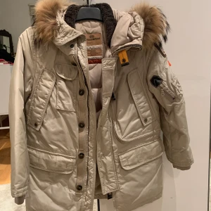 Parajumper jacka  - En äkta Parajumper barnjacka , strl 10year, färg beige. 
