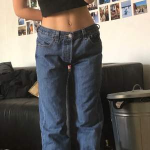 ascoola lågmidjade baggy jeans från levis! köptes från plick och fick hem dem idag men funderar på att sälja de vidare då jag insåg att jag har flera som liknar och att jag egentligen inte behöver dessa! frakten kostar 63kr❤️ 