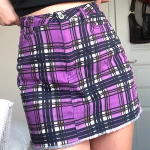 Rutig minikjol 💜 - Supersnygg lilarutig minikjol i tajt modell. Endast använd ett fåtal gånger💜