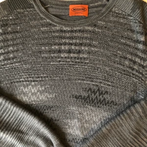 Missoni tröja - Finstickad och mönstrad tröja från Missoni. Storlek 48 (S-M).  Jättefin i kvalitet och passform. Nypris ca 6000kr. 