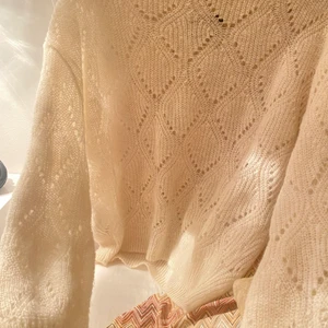 Mango stickad tröja - Sjukt snygg stickad tröja i vitt i ett mycket skönt material som inte kliar! PERFEKT INFÖR VINTERN. Passar till allt och är i stl s, buda!!💘💘