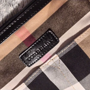 Burberry clutch/makeup bag - Plats för telefon, kort, nycklar mm, eller som neccecär. 