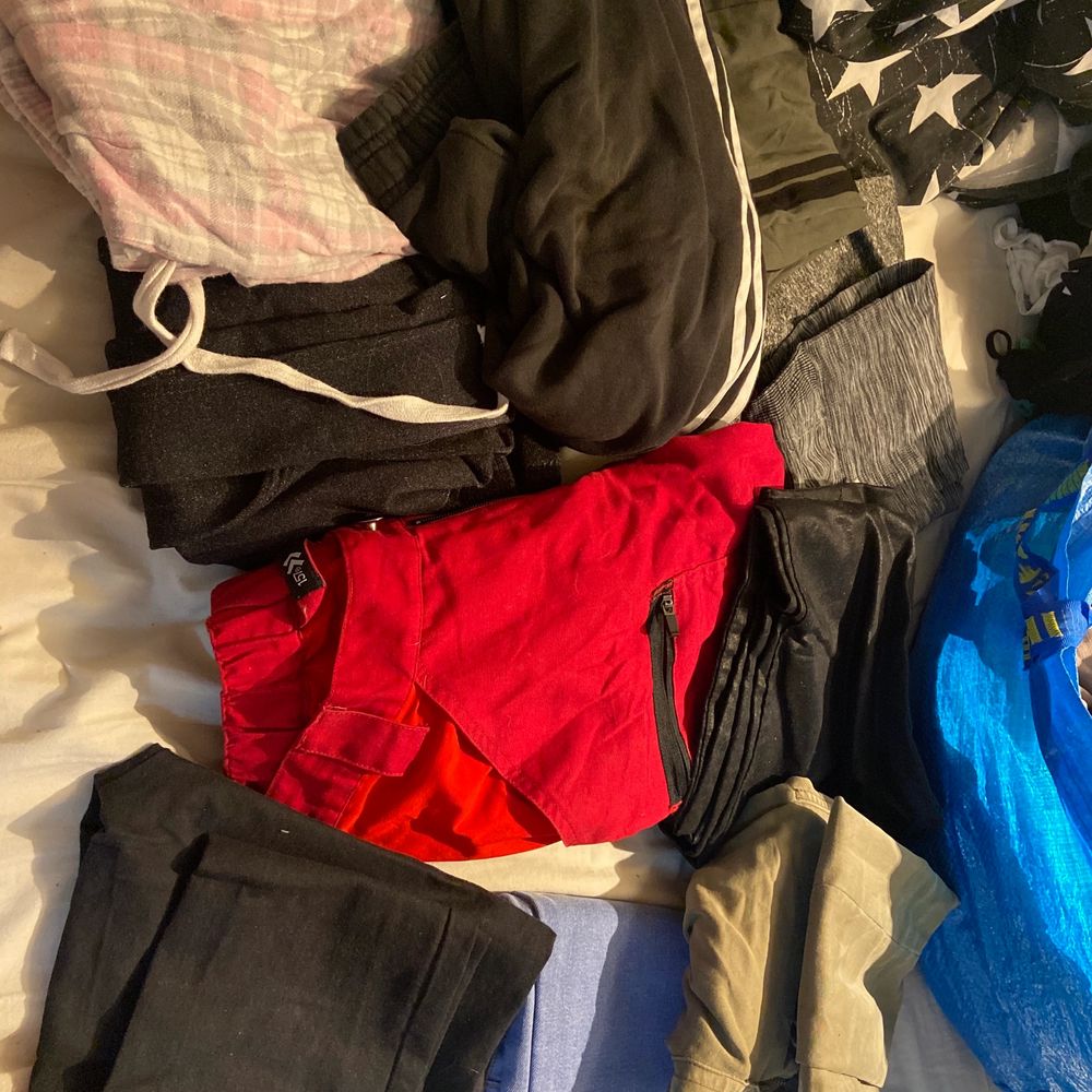 Två par mjukisbyxor (adidas strl S,pyjamas strl xs) fyra tights (två träningstights strl S, vanliga tights strl s och tights som ser ut som jeans strl s), arbetarbyxor storlek s (som röda) fyra jeans (blåa strl 170, gröna strl s ,svarta strl s och lite glansiga svarta strl s) hör av er för pris. Jeans & Byxor.