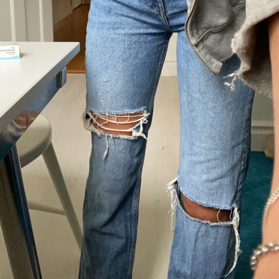 Säljer dessa populära pull and bear Jeans då dem börjar bli försmå för mig, de är avklippta där nere men är fortfarande långa på mig som är 168💖 högsta bud just nu är på 650❤️❤️❤️. Jeans & Byxor.