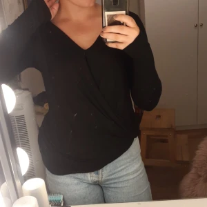 Svart tröja  - Detta är en av att tröja. Ganska basic och går att mixa and matcha med andra plagg